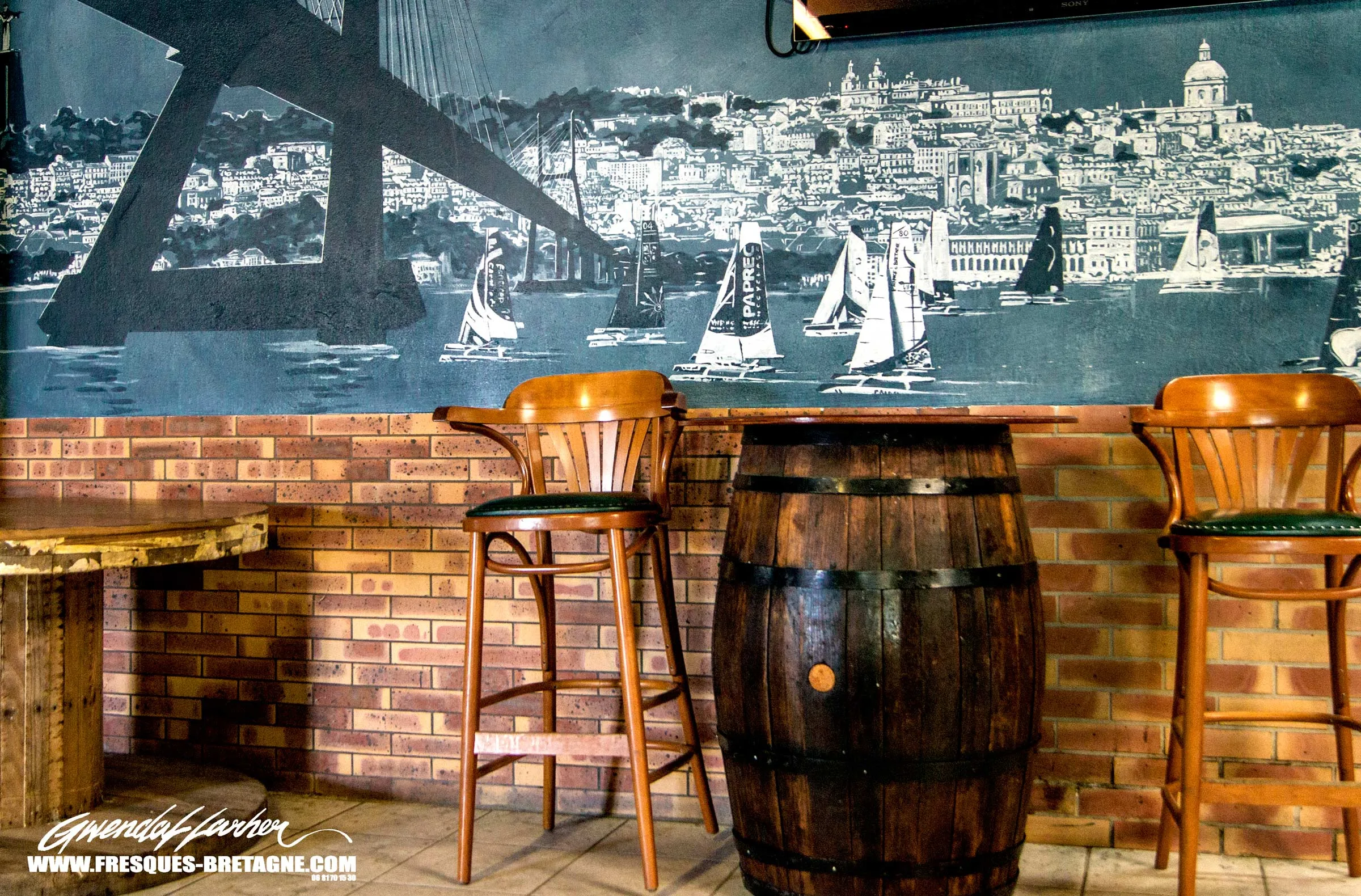 Fresque murale « La route des épices », carte du monde peinte à l'intérieur du bar-restaurant à Roscoff